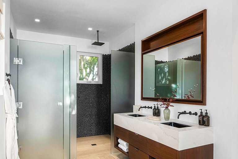 Tci007 - Luxury beachfront villa in Grace Bay