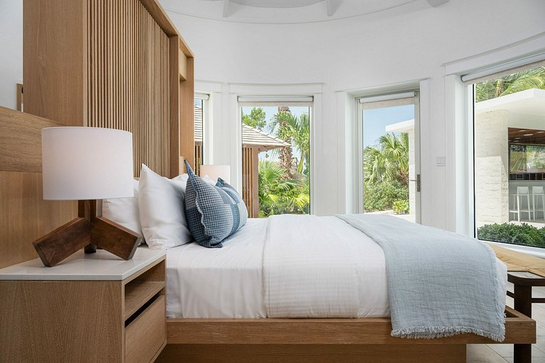 Tci007 - Luxury beachfront villa in Grace Bay