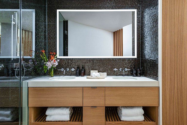 Tci007 - Luxury beachfront villa in Grace Bay