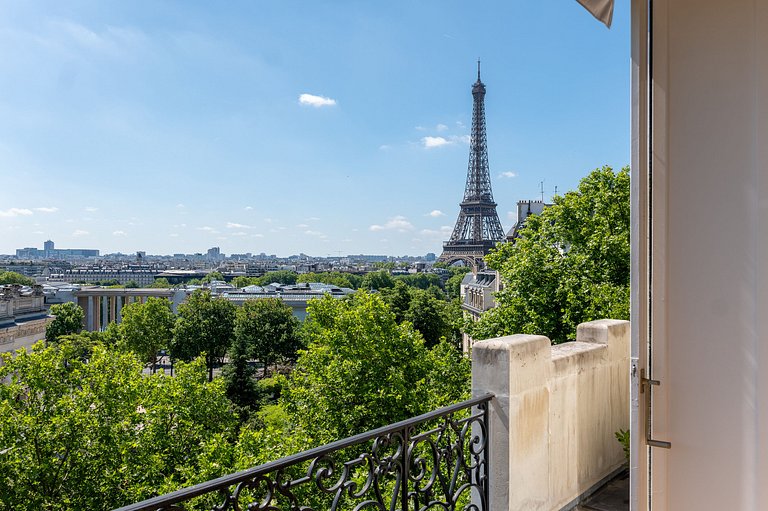 Par066 – Sophisticated Paris Retreat with Iconic Views