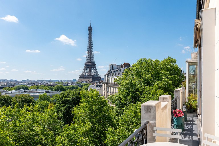 Par066 – Sophisticated Paris Retreat with Iconic Views