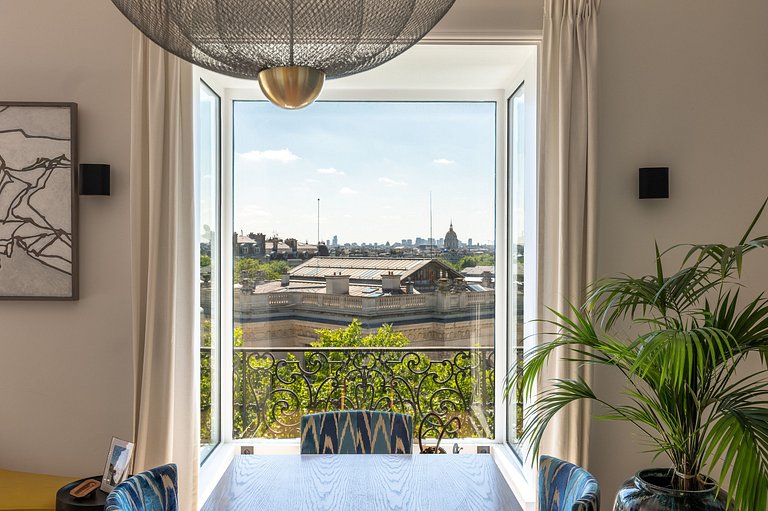 Par066 – Sophisticated Paris Retreat with Iconic Views