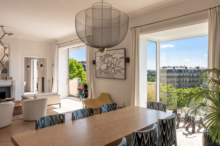 Par066 – Sophisticated Paris Retreat with Iconic Views