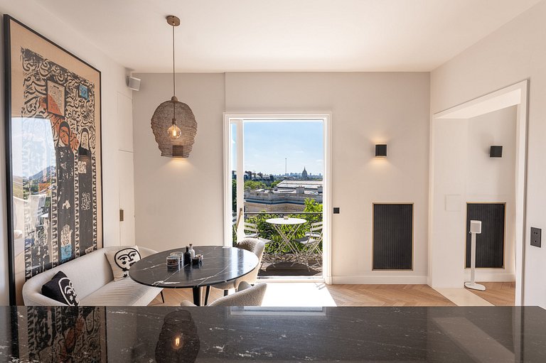 Par066 – Sophisticated Paris Retreat with Iconic Views