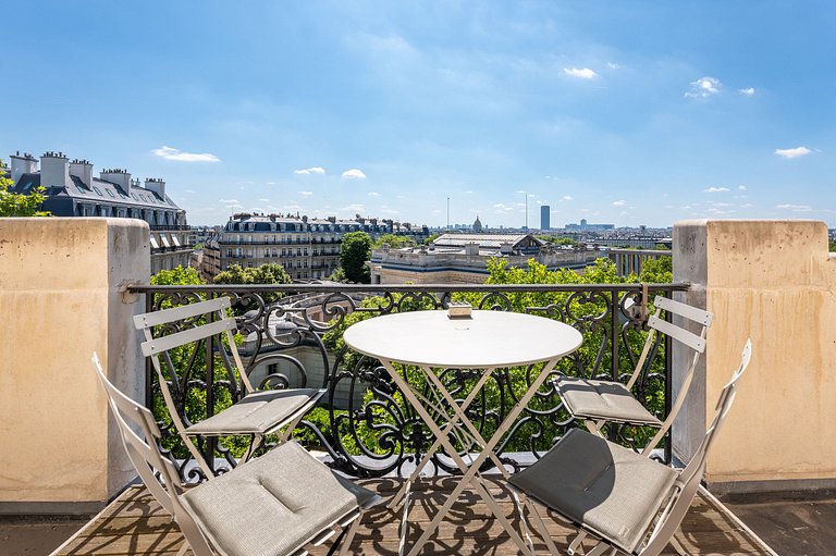 Par066 – Sophisticated Paris Retreat with Iconic Views