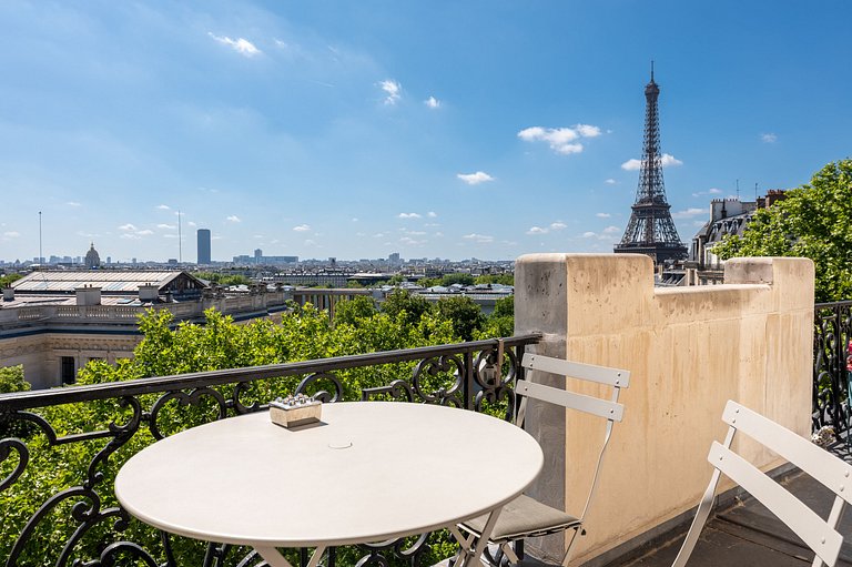 Par066 – Sophisticated Paris Retreat with Iconic Views