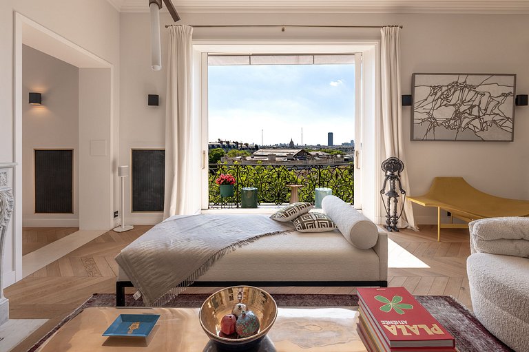 Par066 – Sophisticated Paris Retreat with Iconic Views