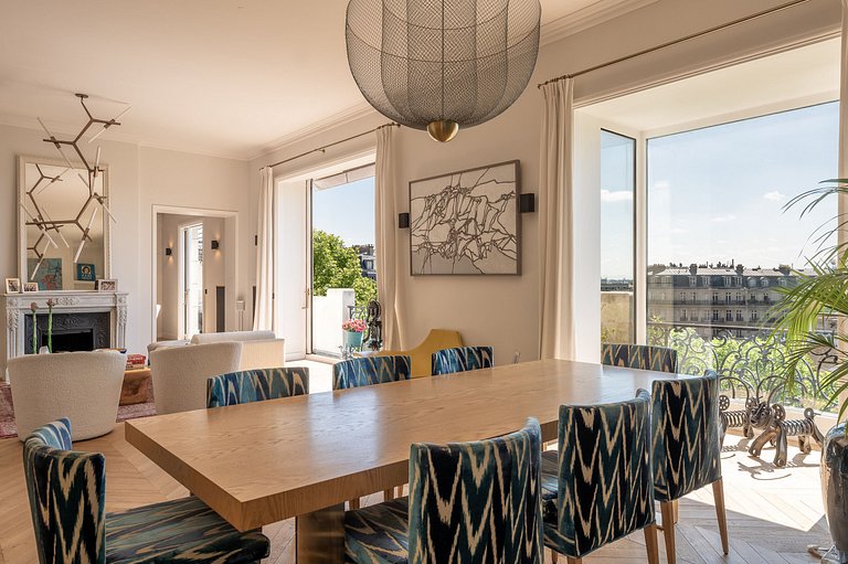 Par066 – Sophisticated Paris Retreat with Iconic Views