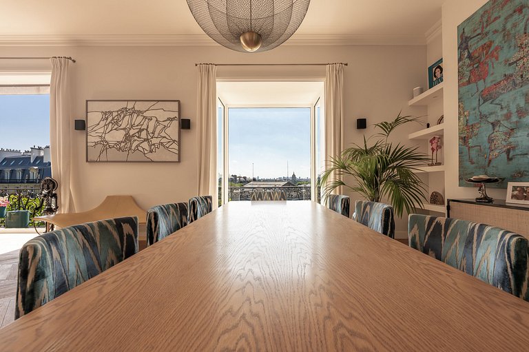 Par066 – Sophisticated Paris Retreat with Iconic Views
