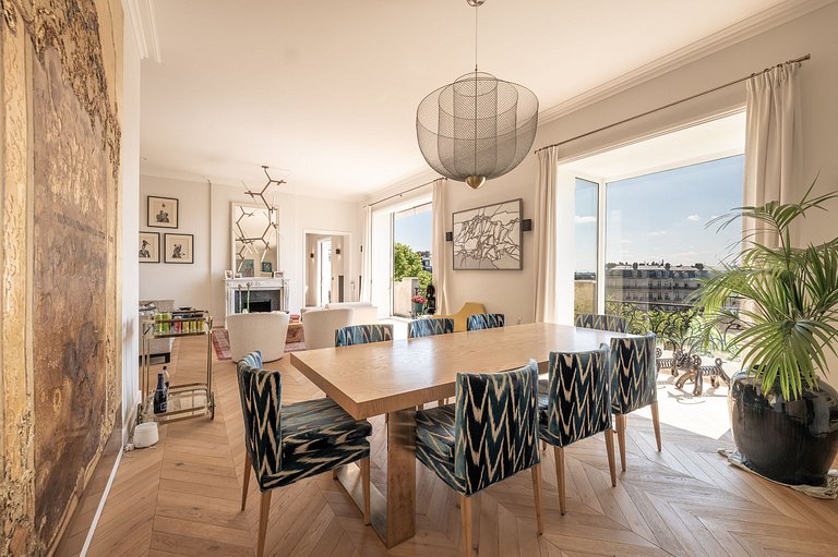 Par066 – Sophisticated Paris Retreat with Iconic Views