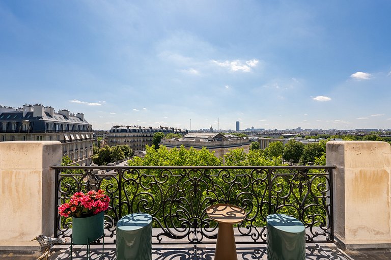Par066 – Sophisticated Paris Retreat with Iconic Views