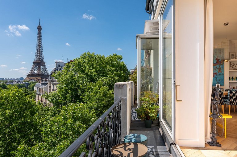 Par066 – Sophisticated Paris Retreat with Iconic Views