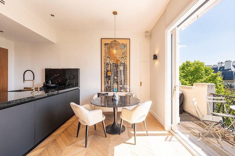 Par066 – Sophisticated Paris Retreat with Iconic Views
