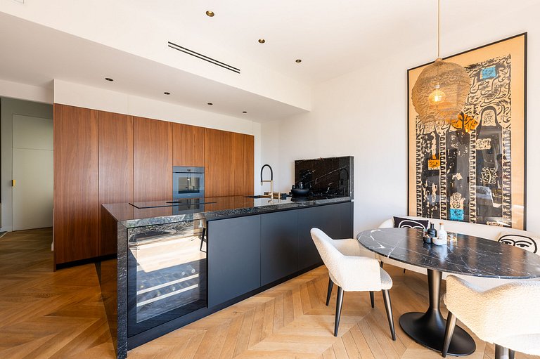 Par066 – Sophisticated Paris Retreat with Iconic Views
