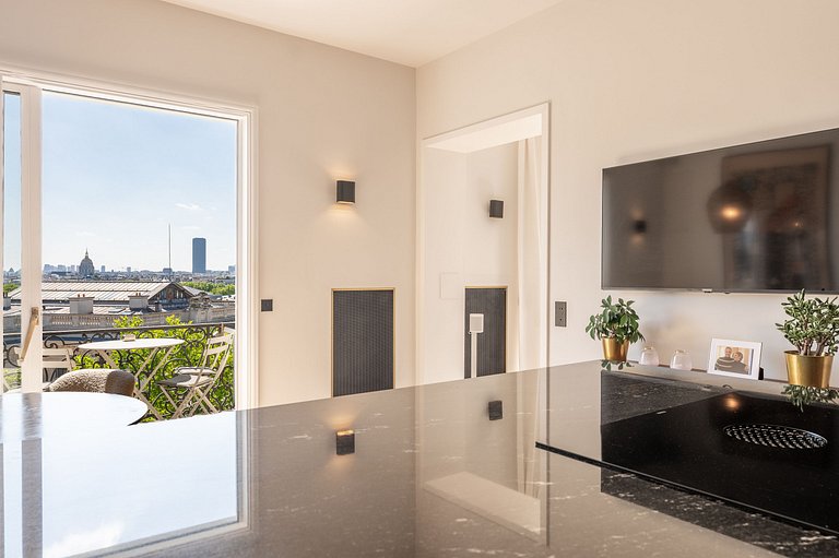 Par066 – Sophisticated Paris Retreat with Iconic Views