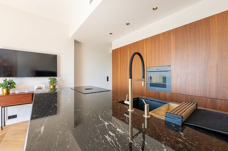 Par066 – Sophisticated Paris Retreat with Iconic Views