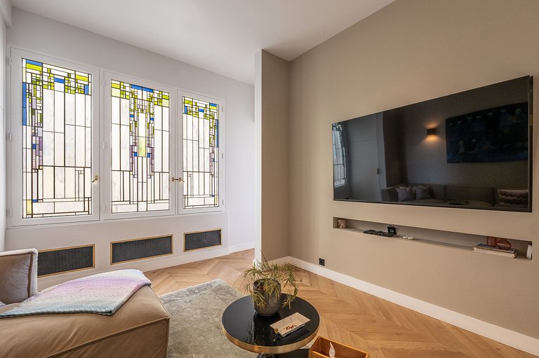 Par066 – Sophisticated Paris Retreat with Iconic Views
