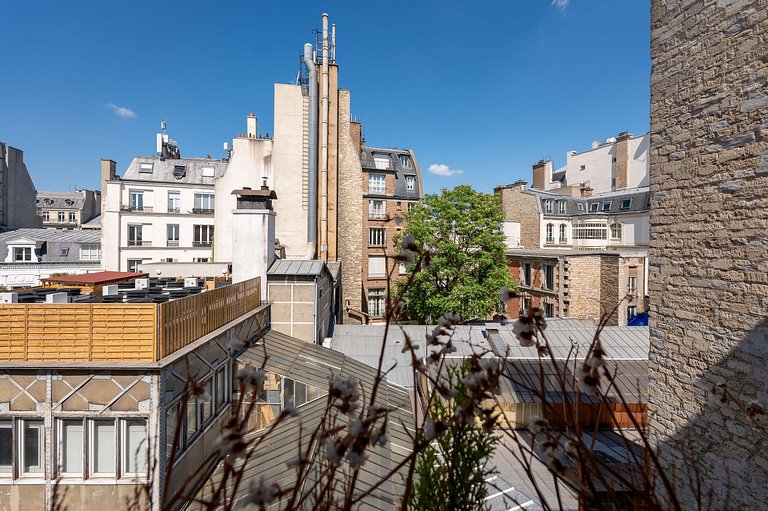 Par066 – Sophisticated Paris Retreat with Iconic Views
