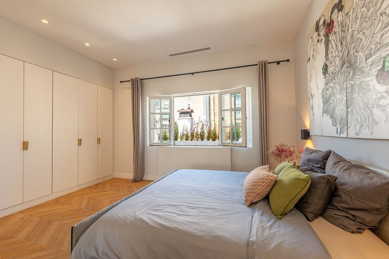 Par066 – Sophisticated Paris Retreat with Iconic Views