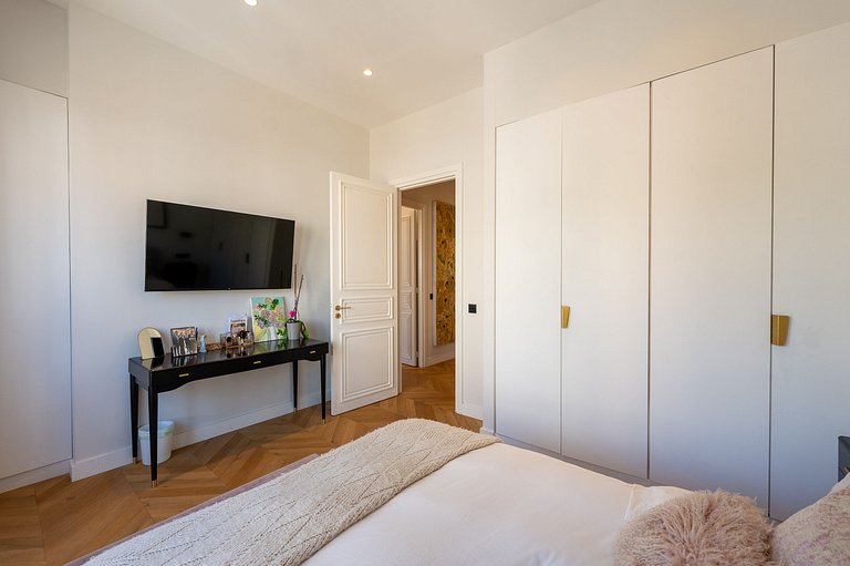Par066 – Sophisticated Paris Retreat with Iconic Views