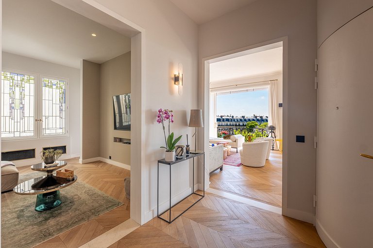 Par066 – Sophisticated Paris Retreat with Iconic Views