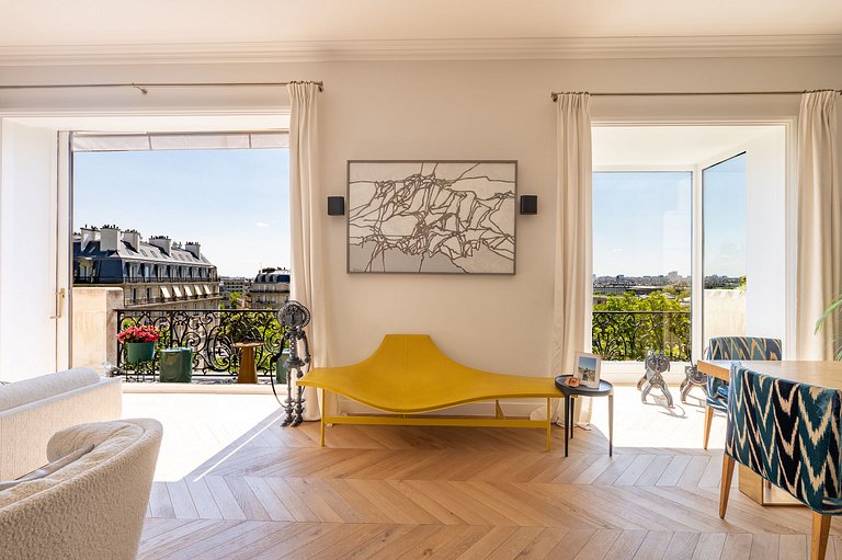 Par066 – Sophisticated Paris Retreat with Iconic Views