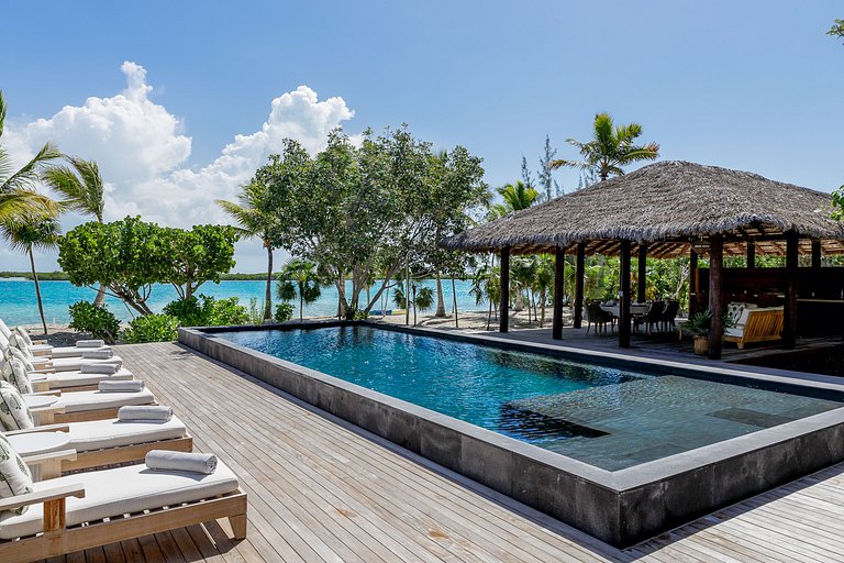 Tci008 – Beachfront villa with pool in Grace Bay