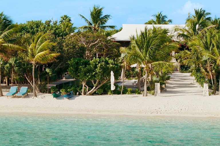 Tci008 – Beachfront villa with pool in Grace Bay