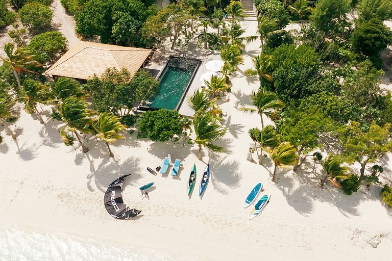 Tci008 – Beachfront villa with pool in Grace Bay