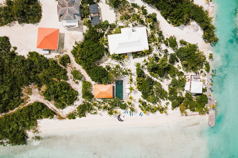 Tci008 – Beachfront villa with pool in Grace Bay