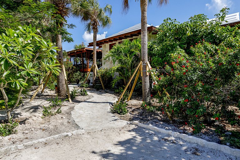 Tci008 – Beachfront villa with pool in Grace Bay