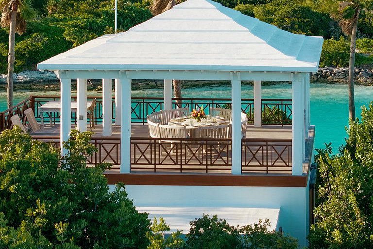 Tci008 – Beachfront villa with pool in Grace Bay
