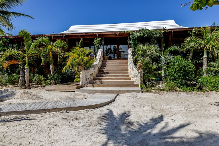 Tci008 – Beachfront villa with pool in Grace Bay