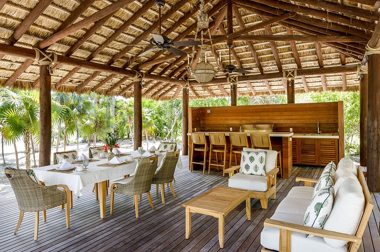Tci008 – Beachfront villa with pool in Grace Bay