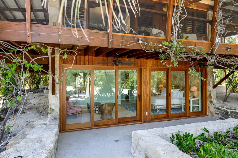 Tci008 – Beachfront villa with pool in Grace Bay