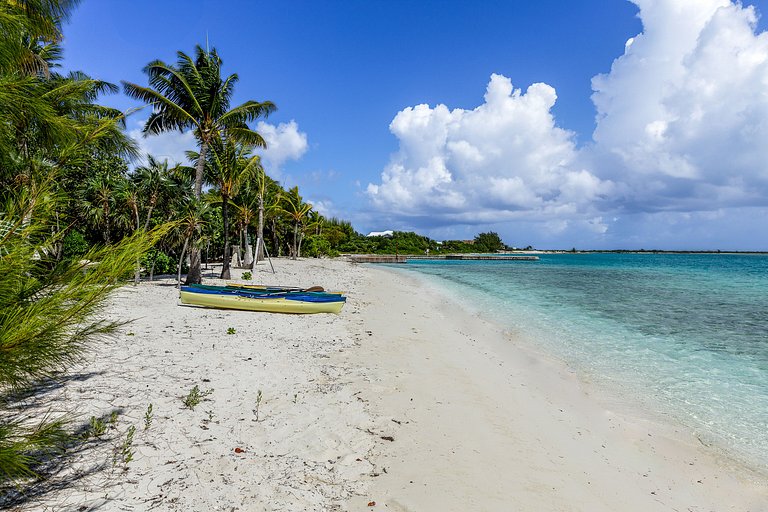 Tci008 – Beachfront villa with pool in Grace Bay