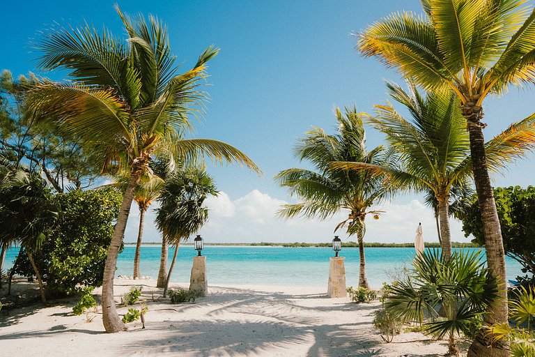 Tci008 – Beachfront villa with pool in Grace Bay