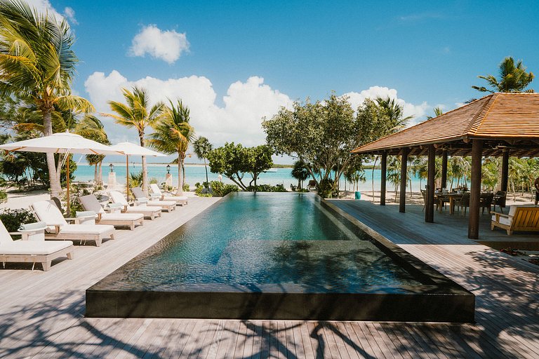 Tci008 – Beachfront villa with pool in Grace Bay