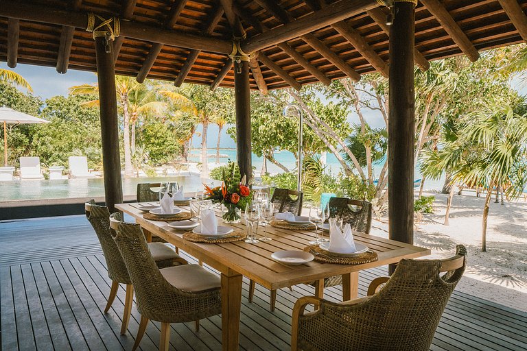 Tci008 – Beachfront villa with pool in Grace Bay