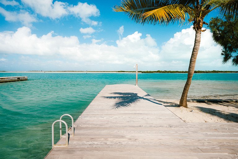 Tci008 – Beachfront villa with pool in Grace Bay