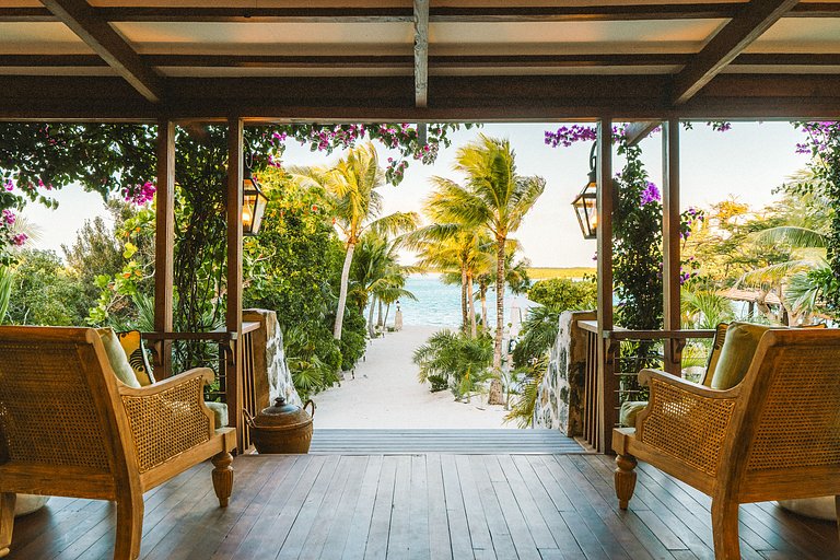 Tci008 – Beachfront villa with pool in Grace Bay