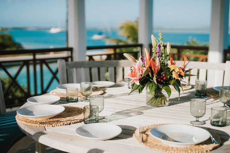 Tci008 – Beachfront villa with pool in Grace Bay