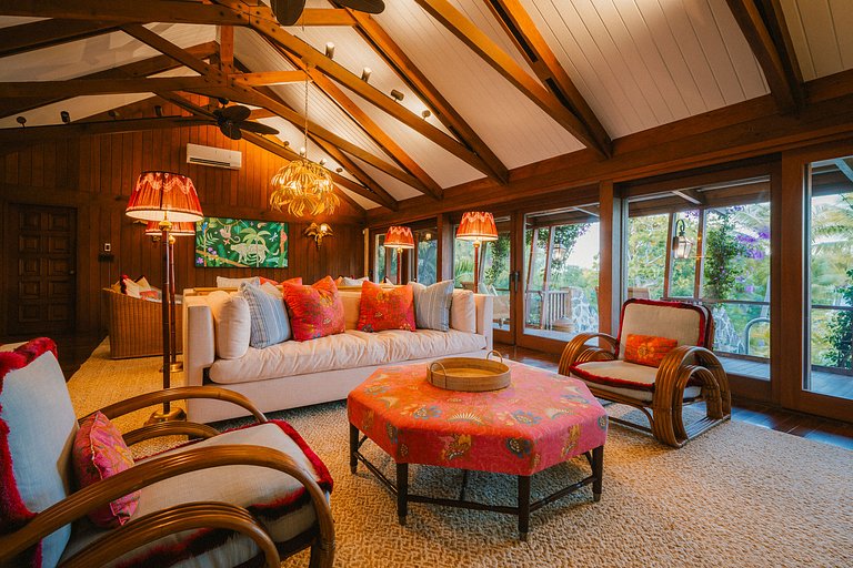 Tci008 – Beachfront villa with pool in Grace Bay