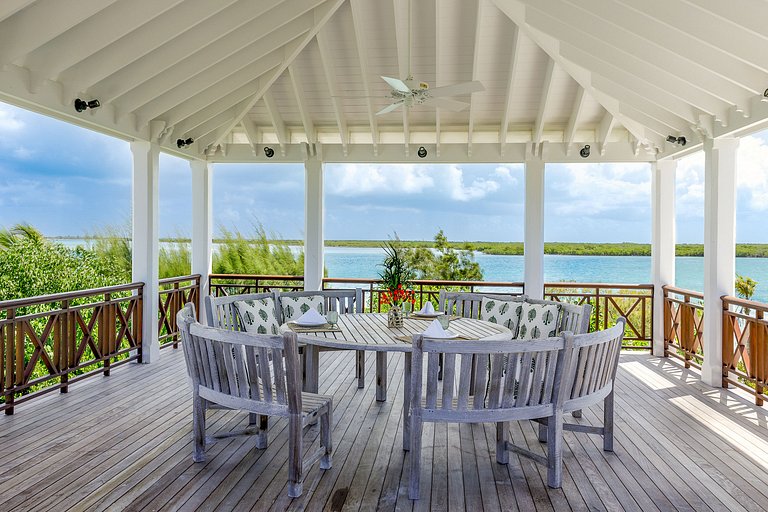Tci008 – Beachfront villa with pool in Grace Bay