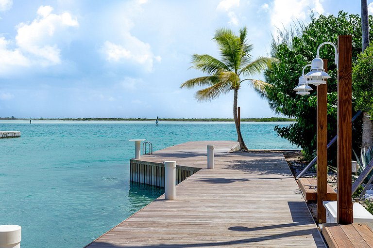 Tci008 – Beachfront villa with pool in Grace Bay