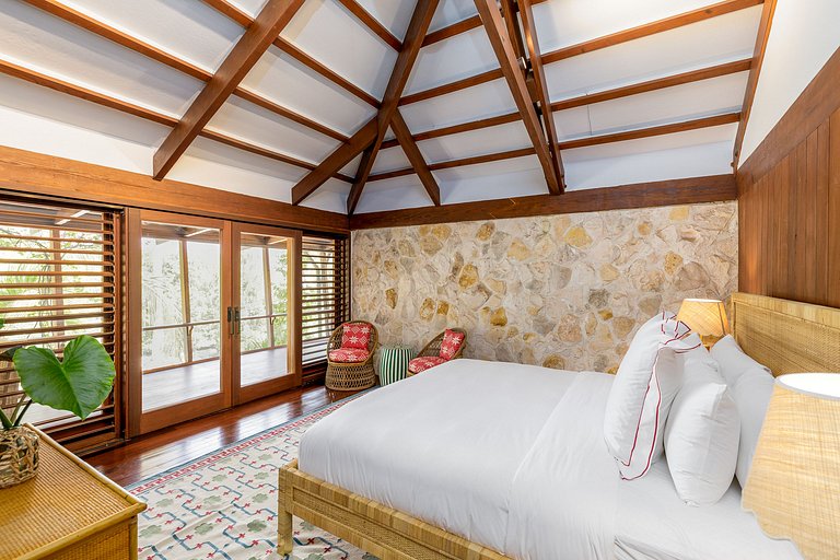 Tci008 – Beachfront villa with pool in Grace Bay