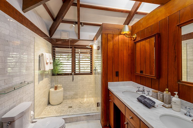 Tci008 – Beachfront villa with pool in Grace Bay