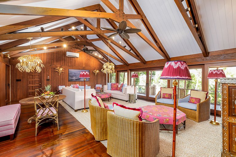 Tci008 – Beachfront villa with pool in Grace Bay