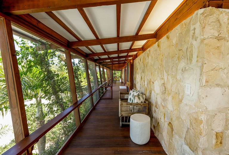 Tci008 – Beachfront villa with pool in Grace Bay