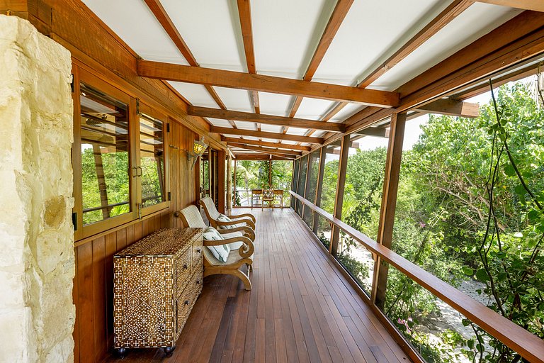 Tci008 – Beachfront villa with pool in Grace Bay